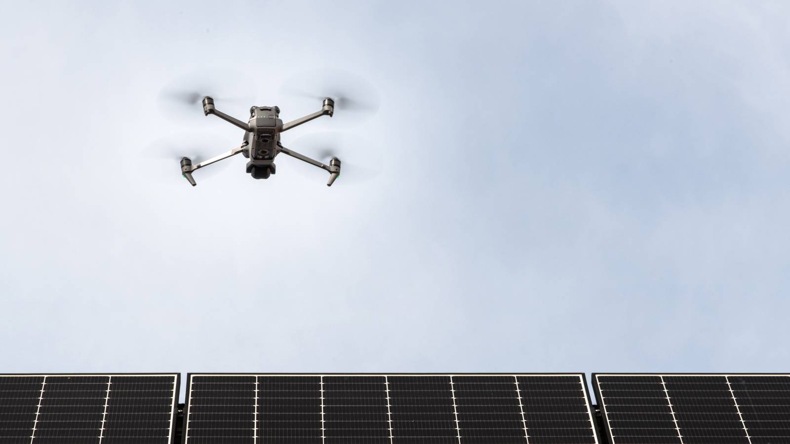 Drohnen-Thermografie PV-Anlage Regensburg - Wärmebildkamera im Einsatz